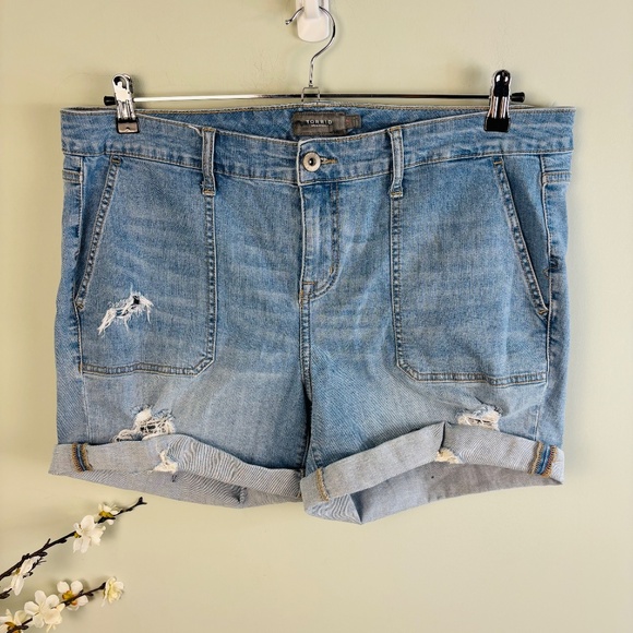 Torrid Patch Pocket Distressed Jean Short Size 18 - Picture 2 of 4